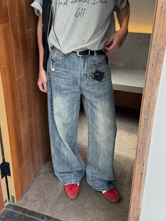 ウォッシュ ライトブルー ストレートフィットジーンズ